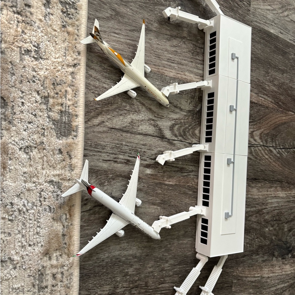 Model Airplane Set with Terminal